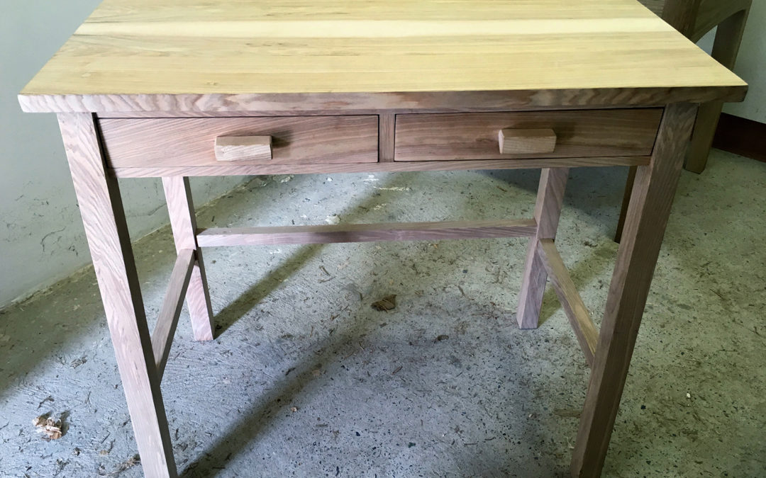 Desg Ynn Yr Ysgwrn – Welsh Ash Desk